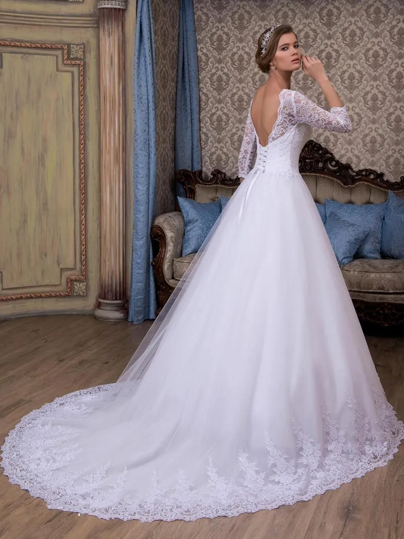 Abito da sposa classico con corpetto e maniche di pizzo e gonna vaporosa