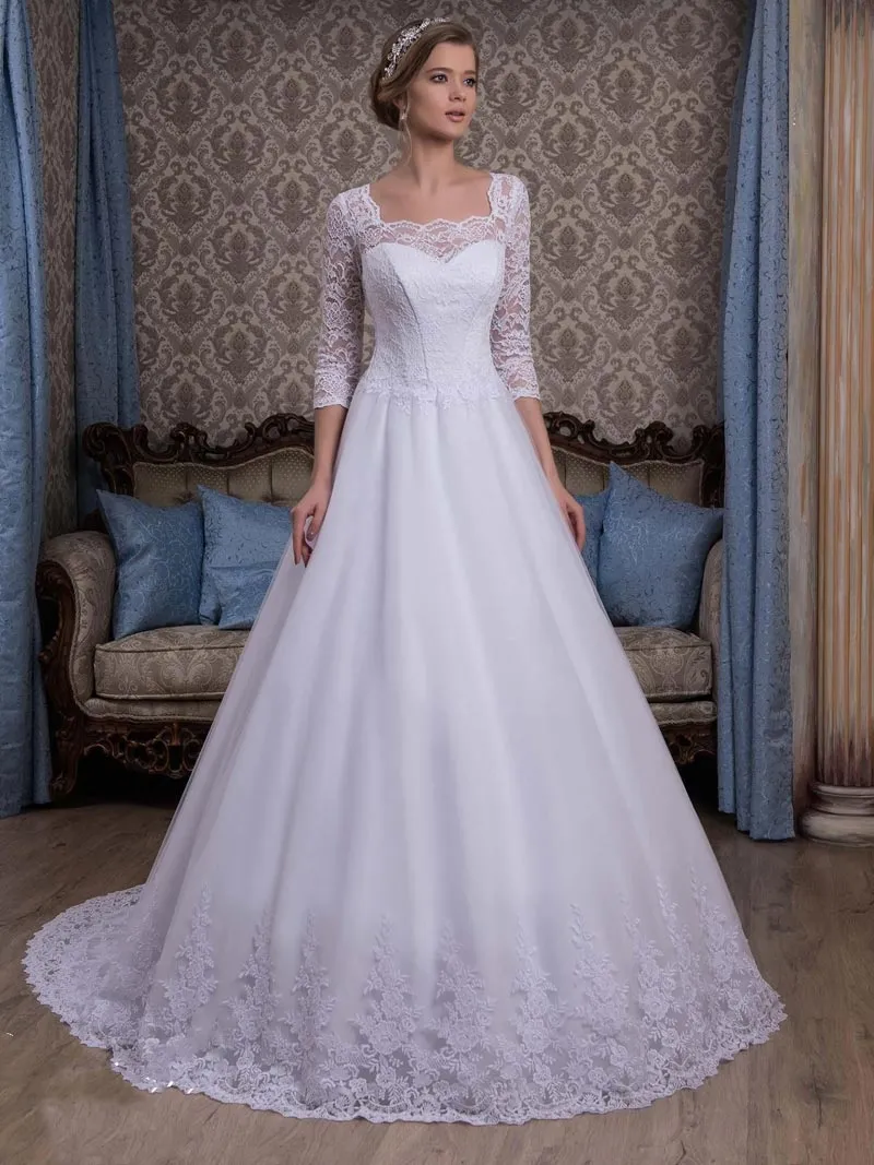Abito da sposa classico con corpetto e maniche di pizzo e gonna vaporosa