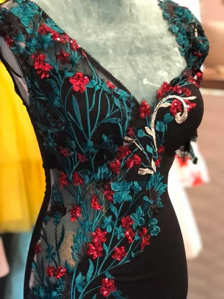 Abito elegante a sirena con ricami