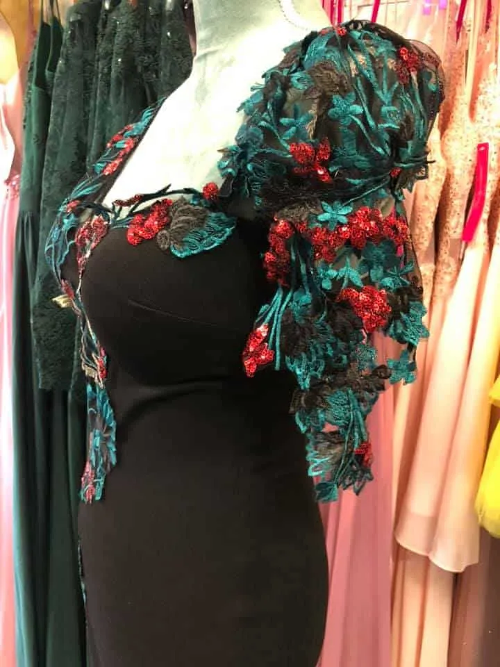 Abito elegante a sirena con ricami