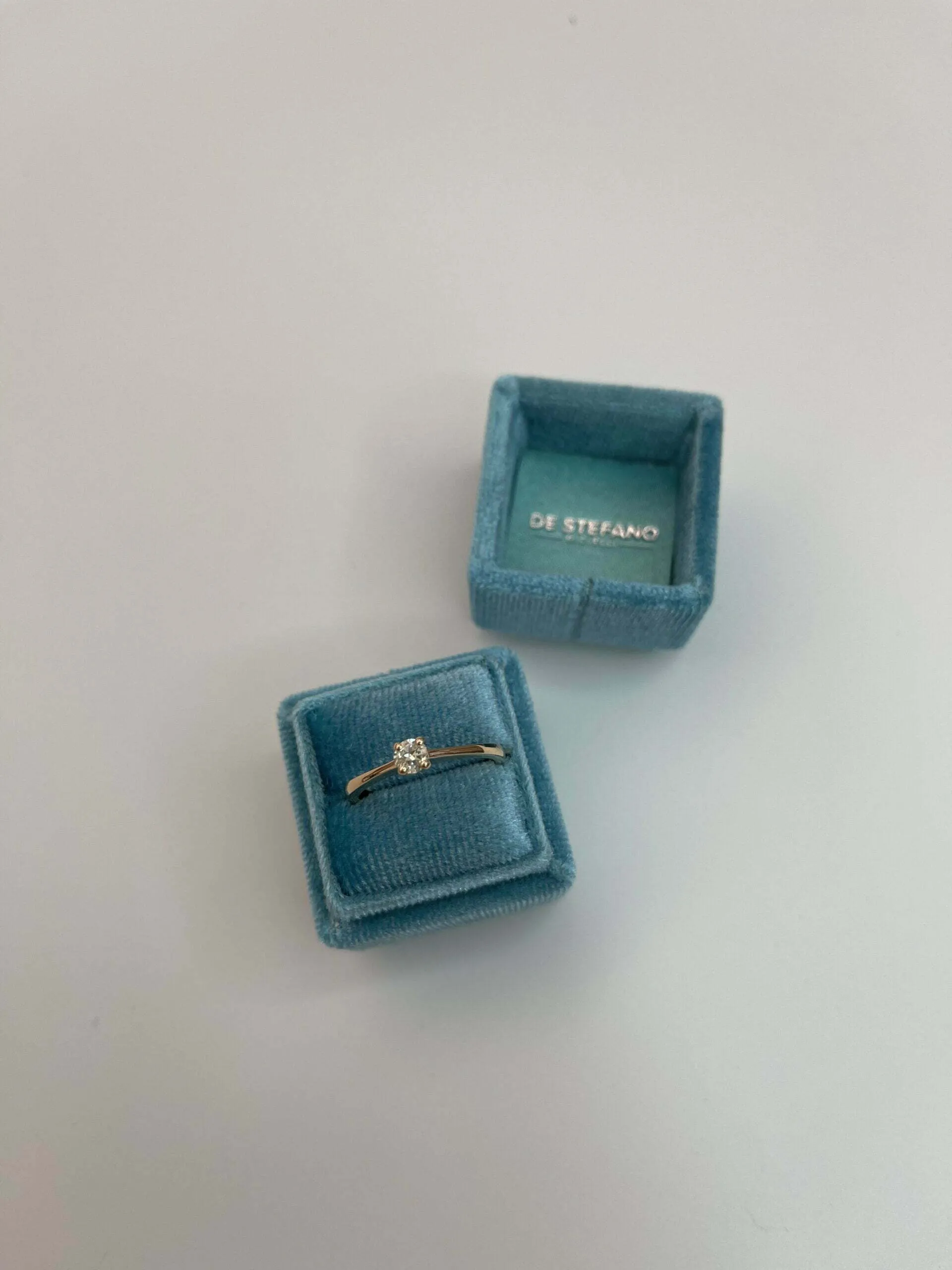 Anello solitario in oro rosa De Stefano