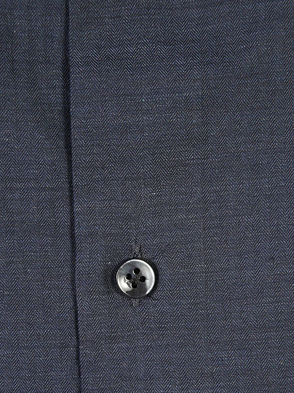 Barba, camicia blu notte