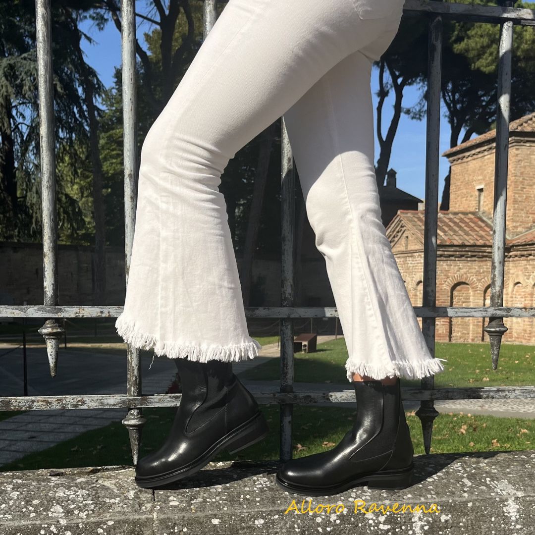 Beatles neri in vera pelle con elastico particolare