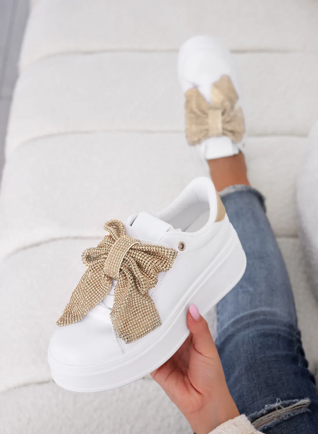 BELGA - Sneakers bianche  con fiocco in strass oro