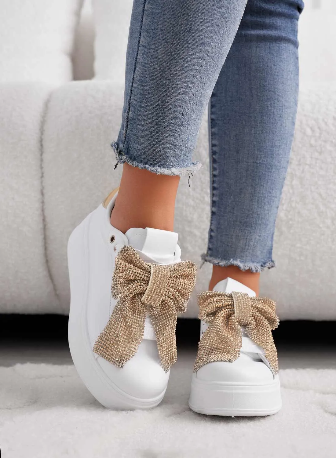 BELGA - Sneakers bianche  con fiocco in strass oro