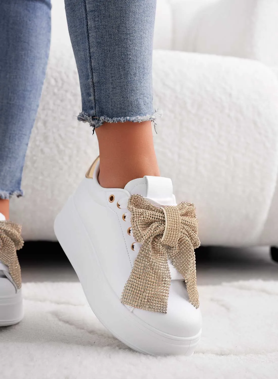 BELGA - Sneakers bianche  con fiocco in strass oro
