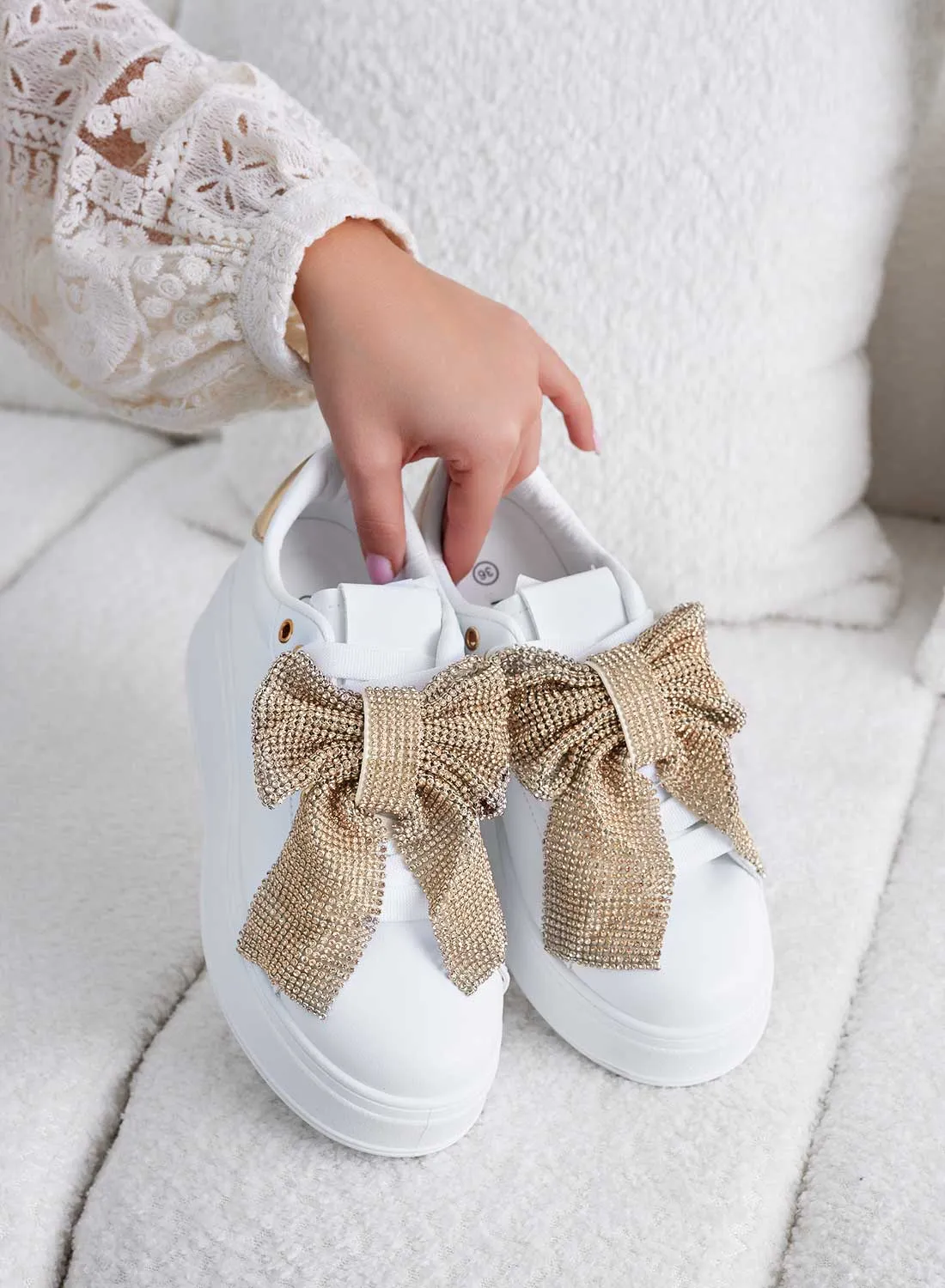 BELGA - Sneakers bianche  con fiocco in strass oro
