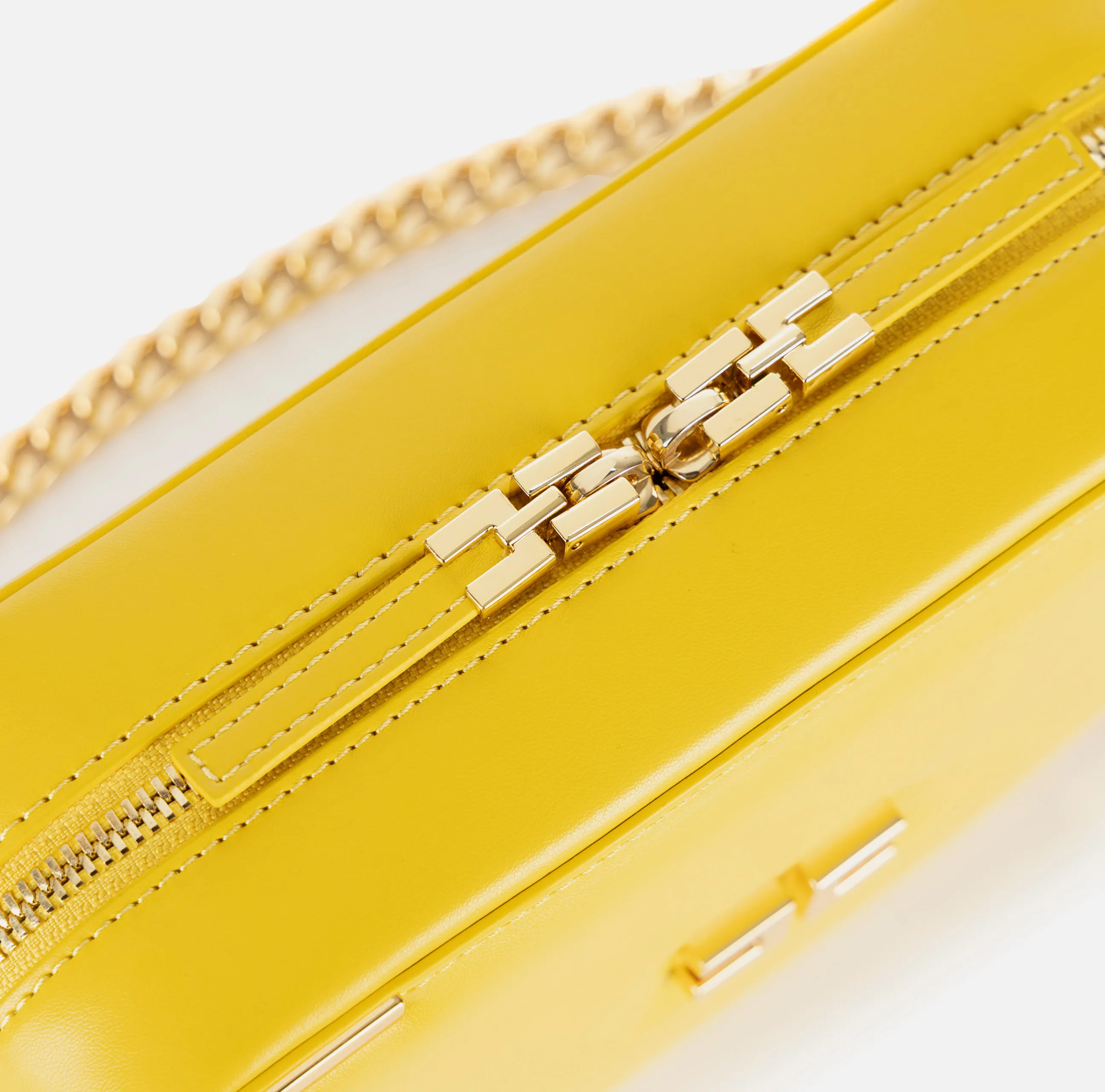 Borsa a tracolla in materiale effetto pelle con angoli in metallo