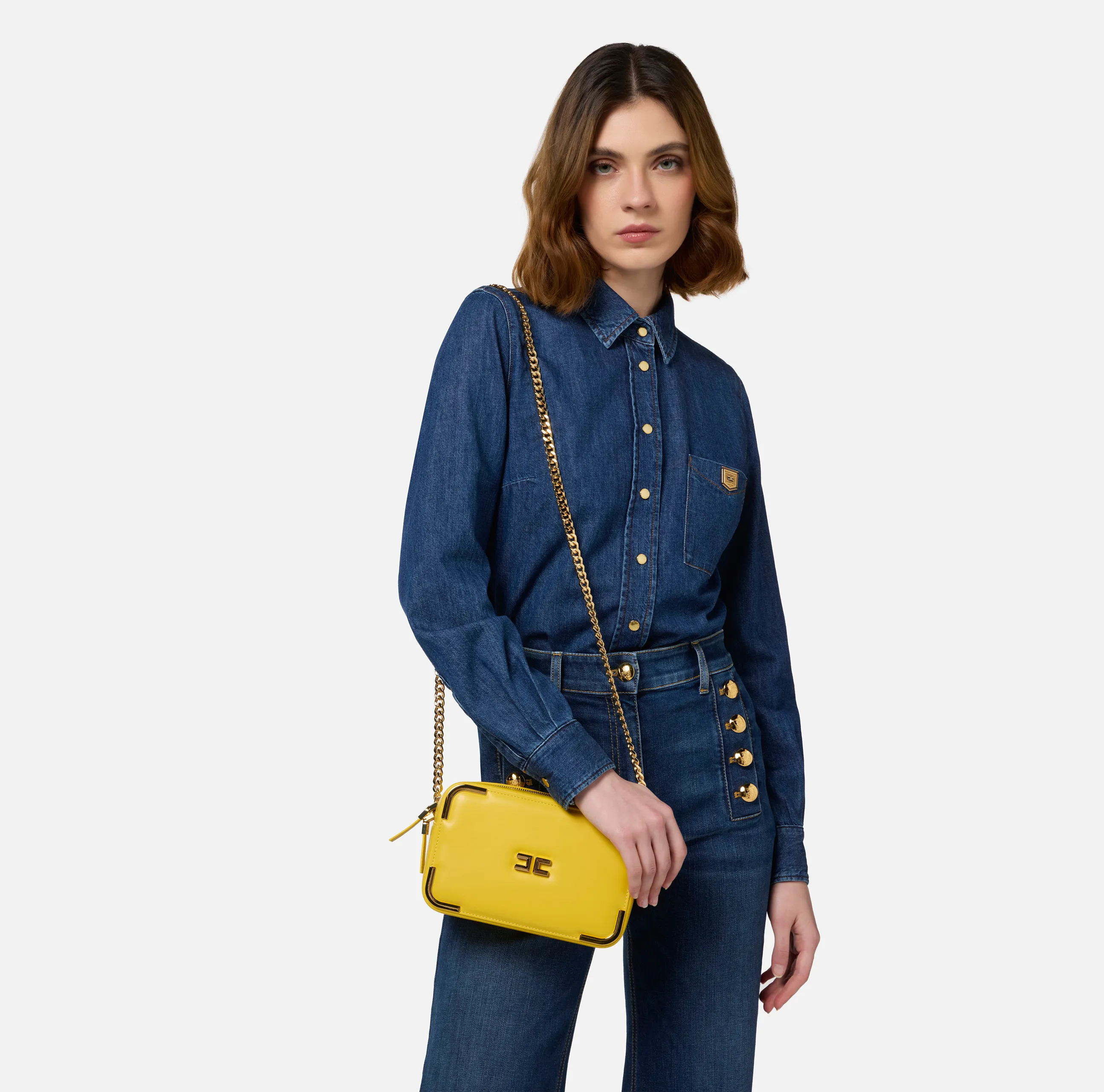 Borsa a tracolla in materiale effetto pelle con angoli in metallo
