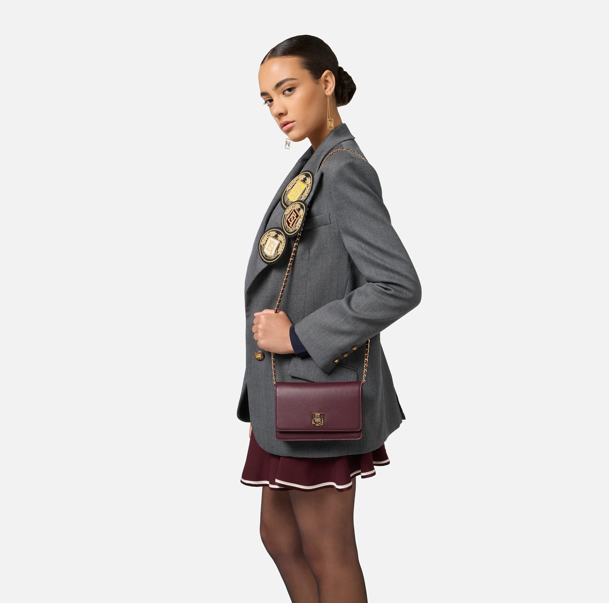 Borsa a tracolla in materiale sintetico con placca logo