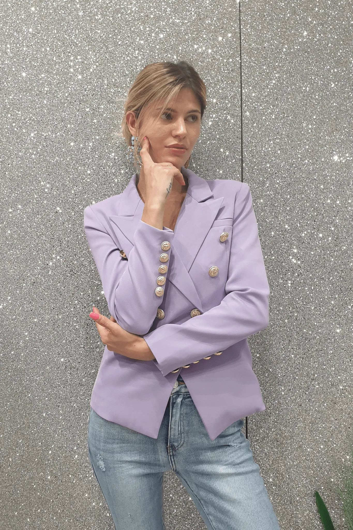 Giacca doppiopetto lilla internamente foderata accessoriata con bottoni decorativi dorati