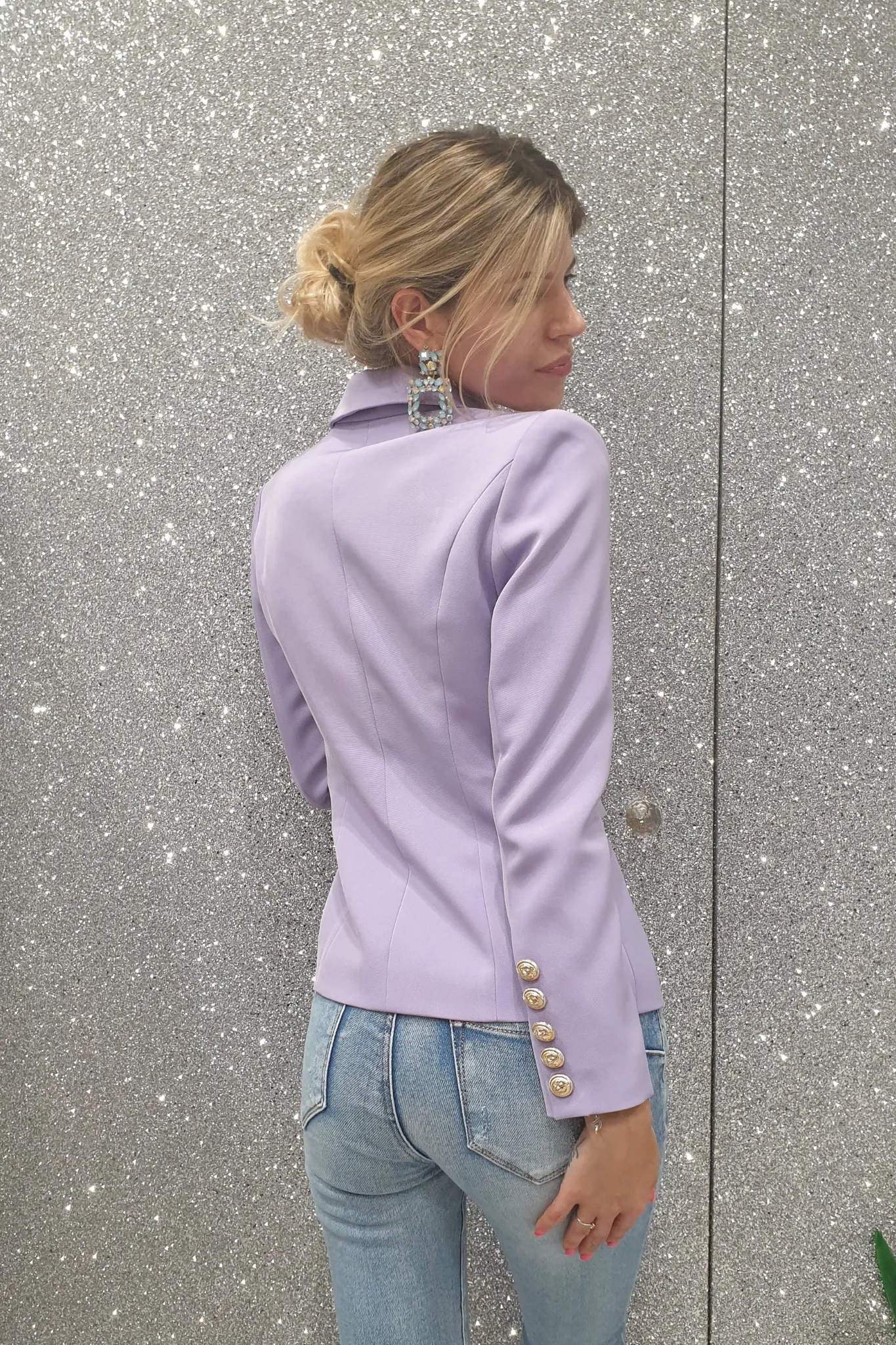 Giacca doppiopetto lilla internamente foderata accessoriata con bottoni decorativi dorati