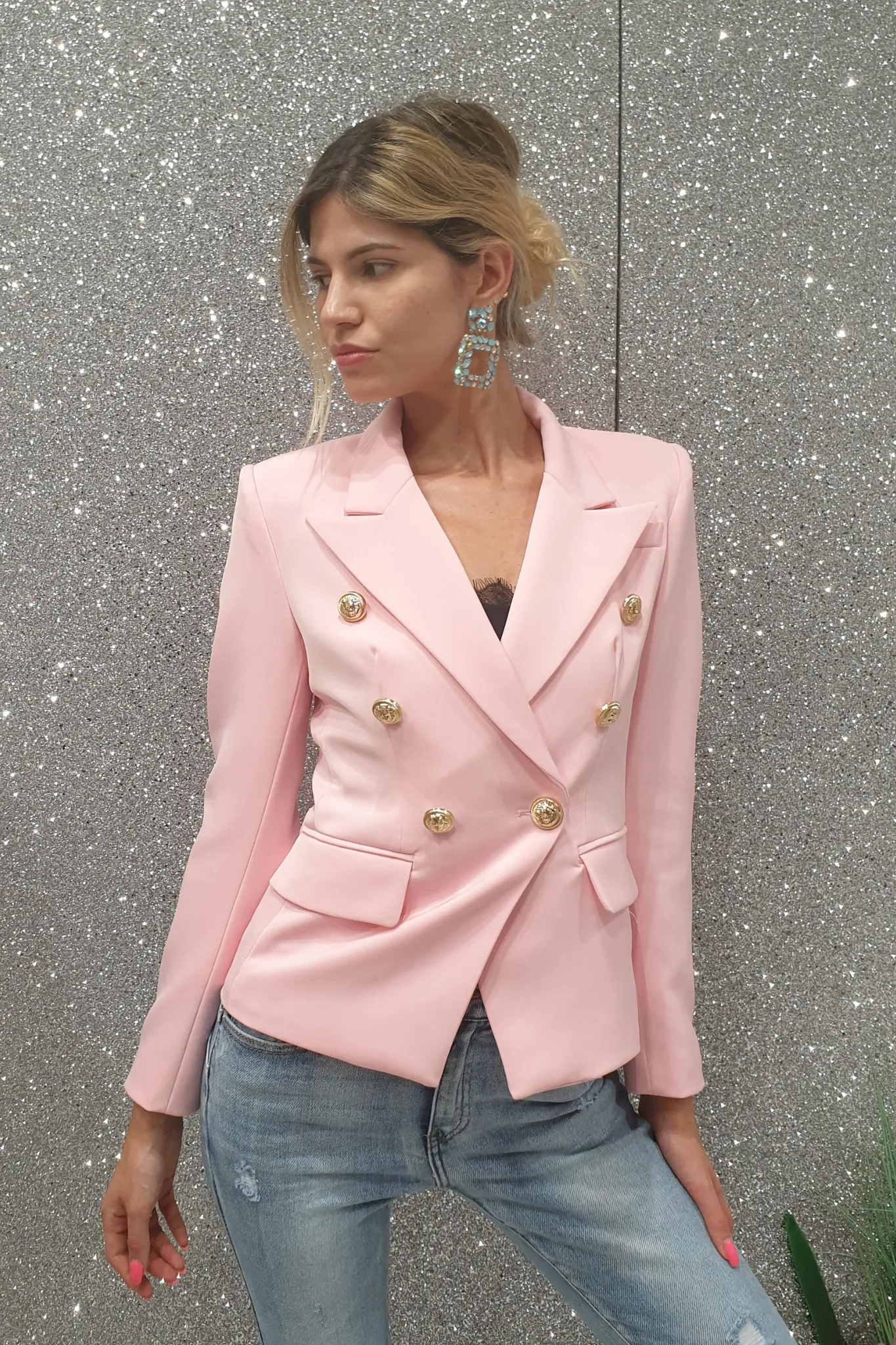 Giacca doppiopetto rosa internamente foderata accessoriata con bottoni decorativi dorati