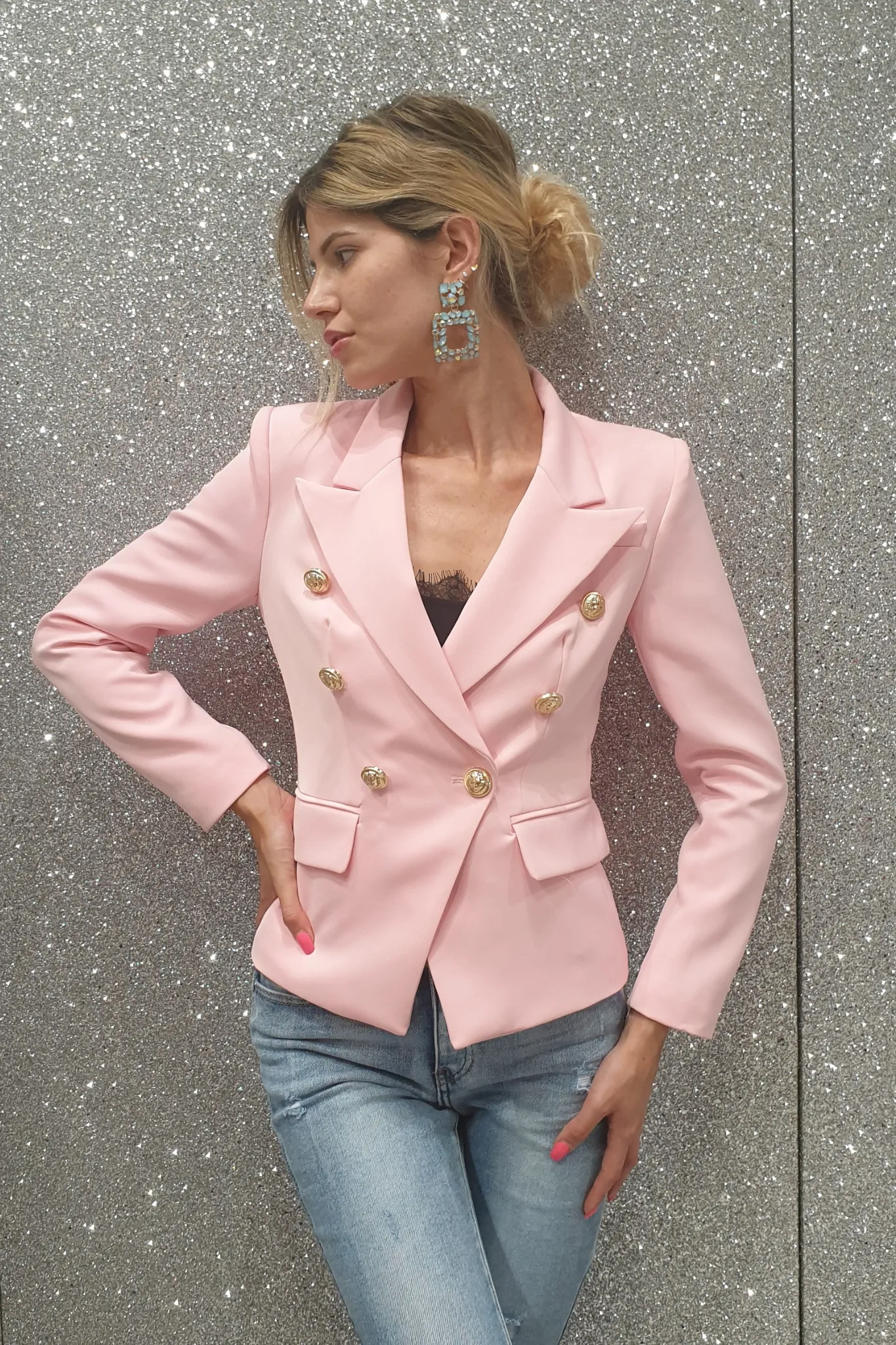 Giacca doppiopetto rosa internamente foderata accessoriata con bottoni decorativi dorati
