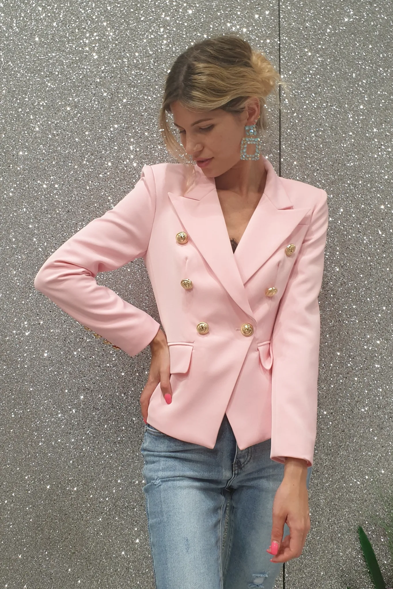 Giacca doppiopetto rosa internamente foderata accessoriata con bottoni decorativi dorati