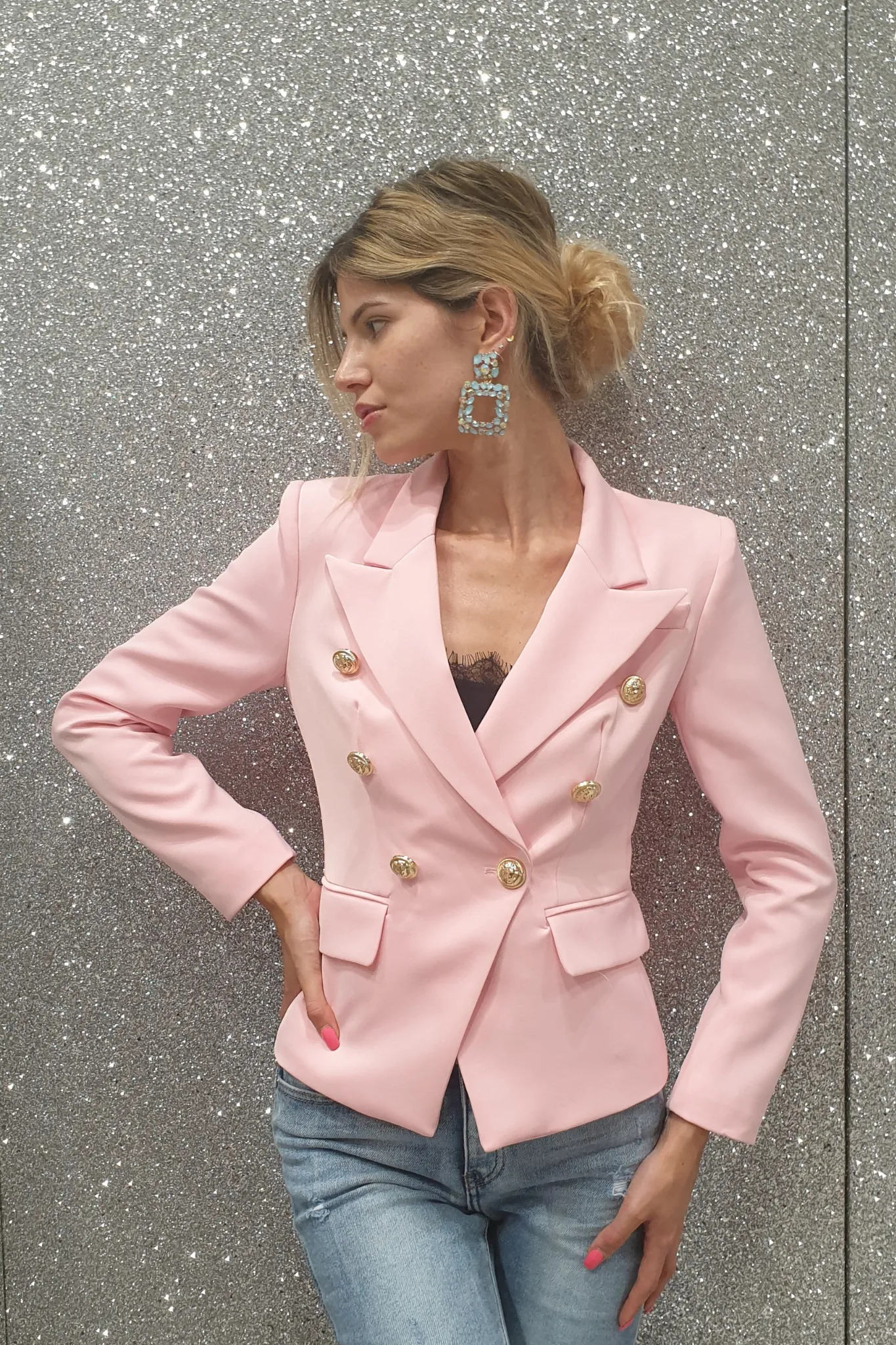 Giacca doppiopetto rosa internamente foderata accessoriata con bottoni decorativi dorati
