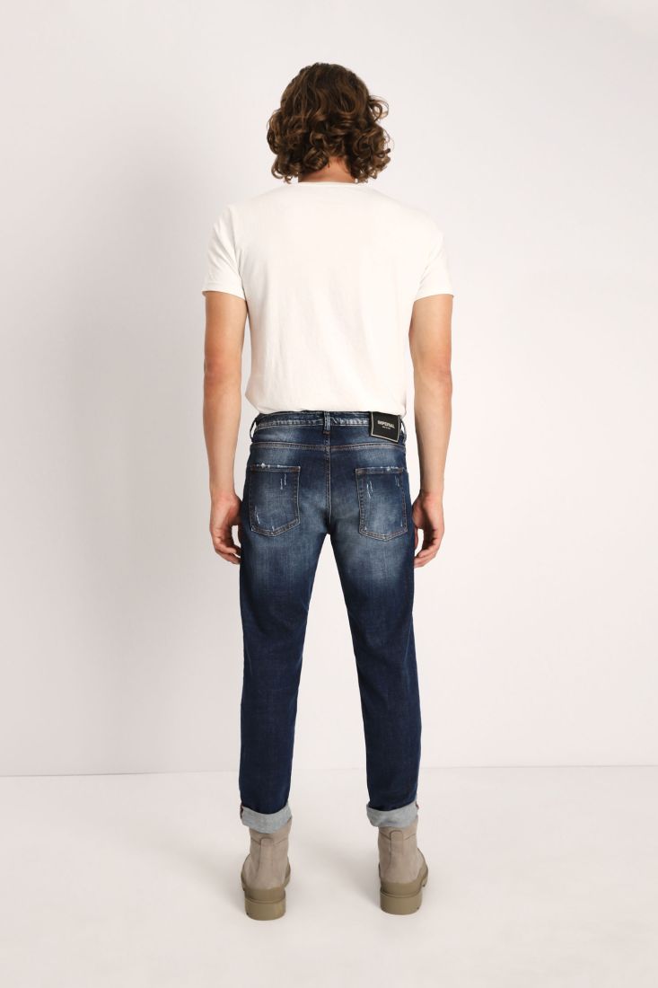 Jeans slim-fit con abrasioni e orli risvoltati
