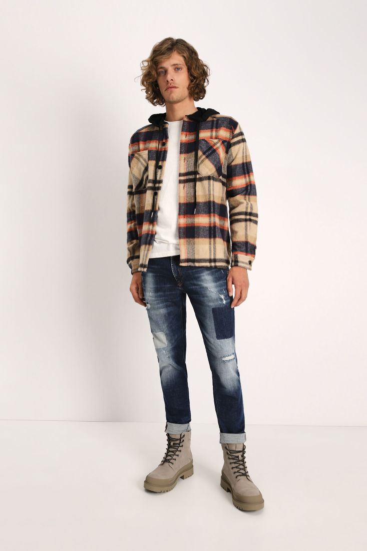 Jeans slim-fit con abrasioni e orli risvoltati