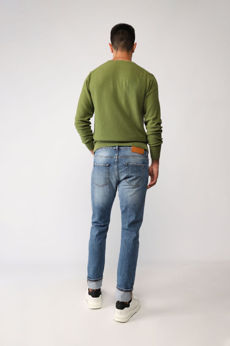 Jeans slim-fit effetto délavé con cinque tasche e abrasioni