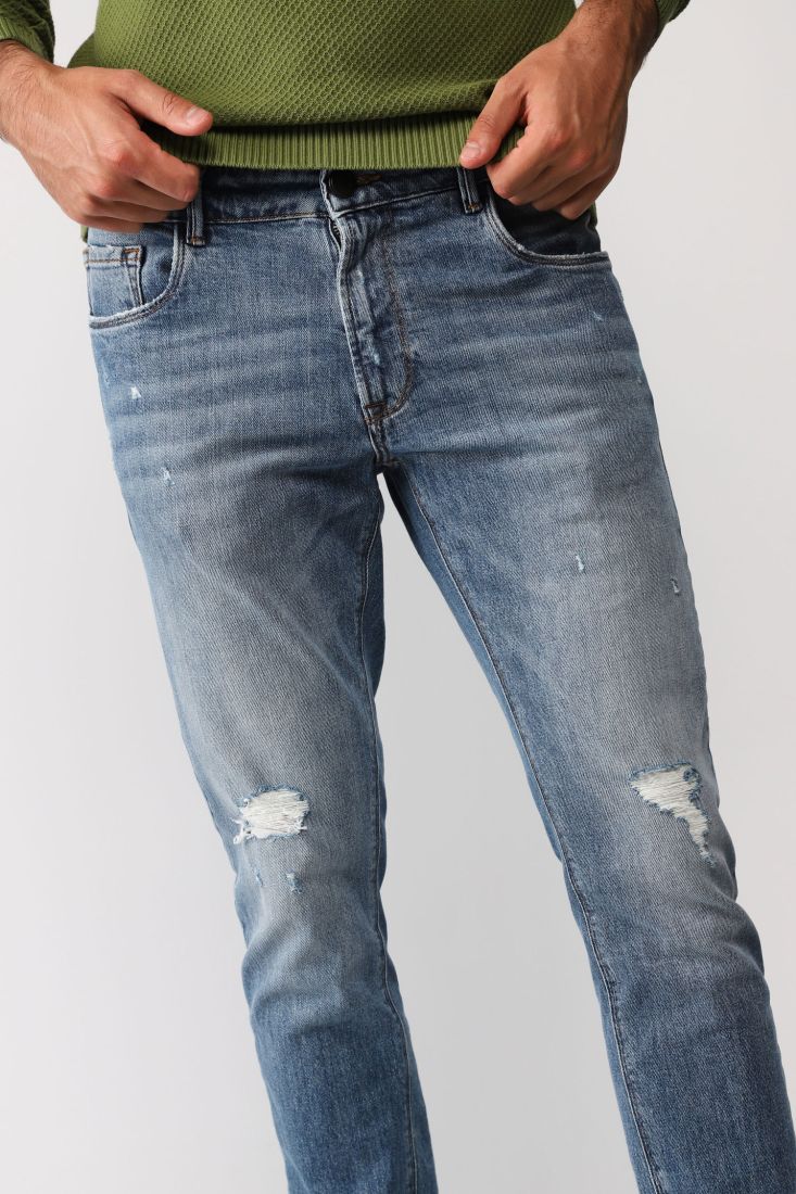 Jeans slim-fit effetto délavé con cinque tasche e abrasioni