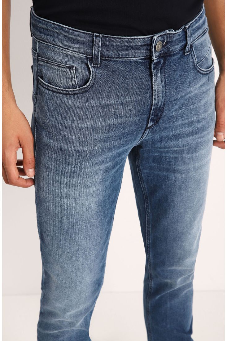 Jeans slim-fit effetto délavé con cinque tasche
