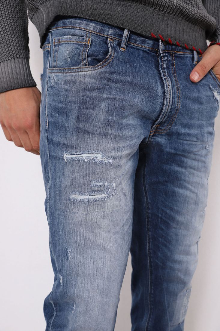 Jeans straight con strappi e abrasioni