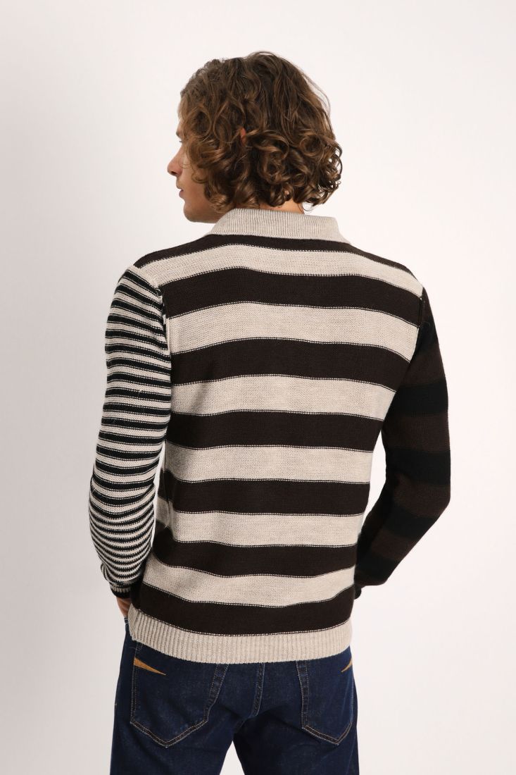 Maglione a righe con colletto e abbottonatura