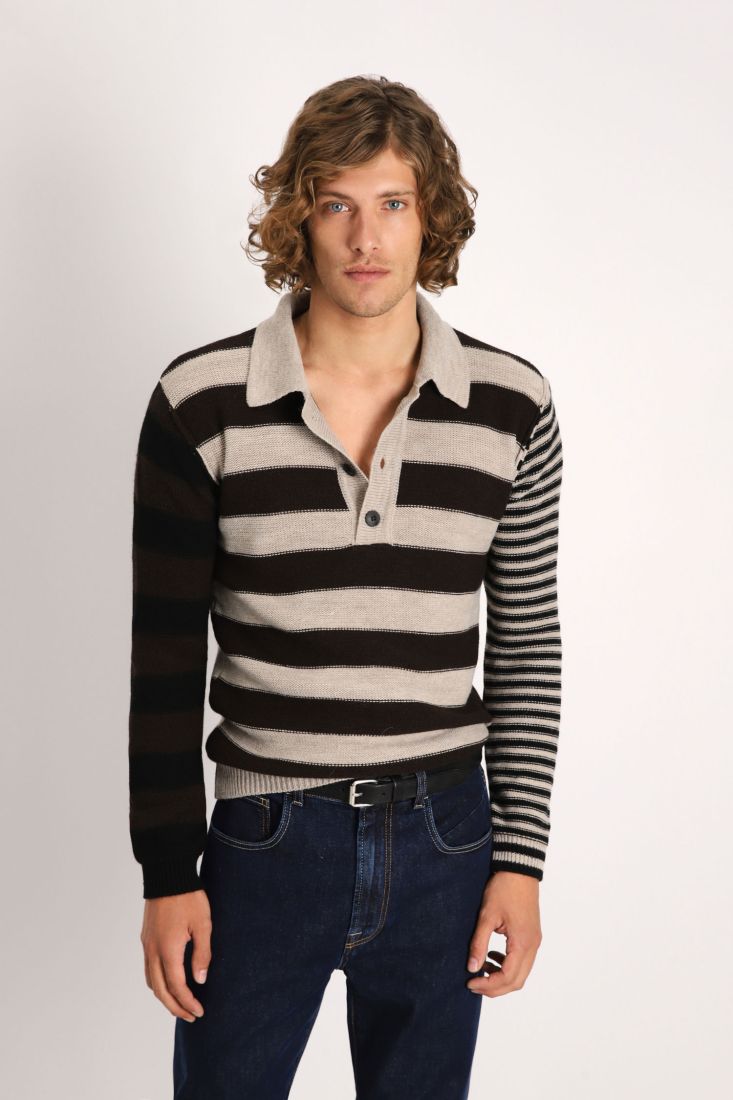 Maglione a righe con colletto e abbottonatura