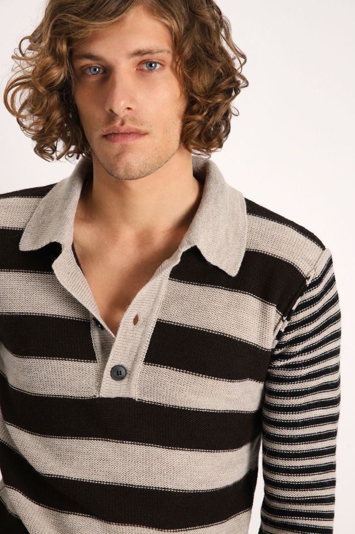 Maglione a righe con colletto e abbottonatura