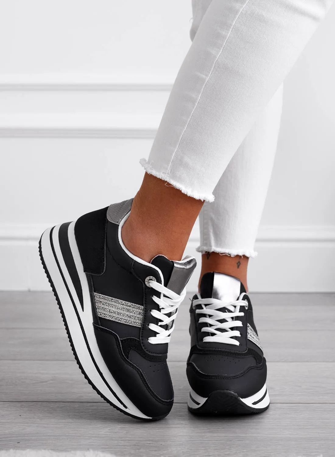 MARGOT - Sneakers nere con inserti e strass argento