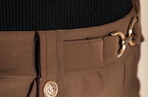 Pantaloni moda con dettagli metallici, marrone