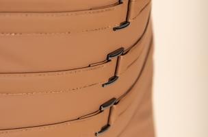 Pantaloni slim fit in similpelle, cammello