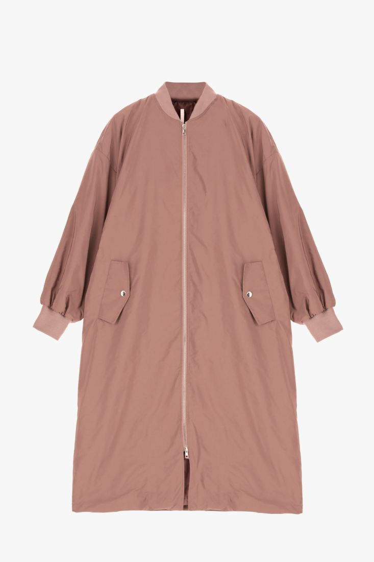 Piumino oversize con orli a contrasto e zip