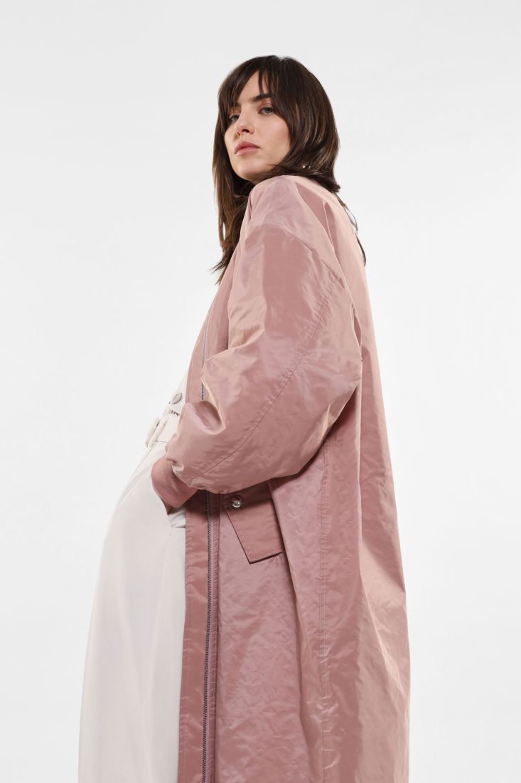 Piumino oversize con orli a contrasto e zip