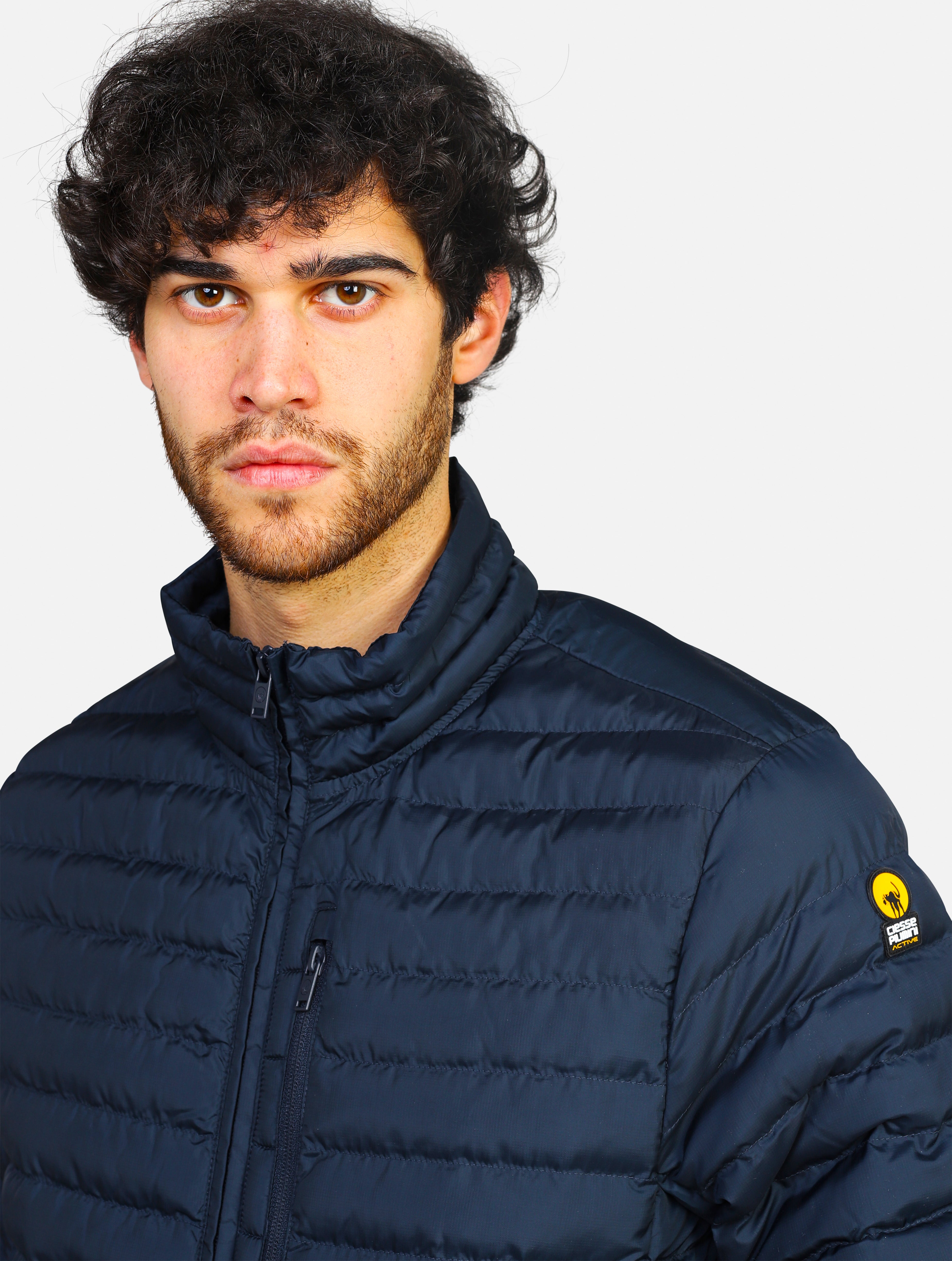 Piumino senza cappuccio, manica lunga della collezione active con chiusura a zip e tasca sul petto con chiusura verticale a zip 