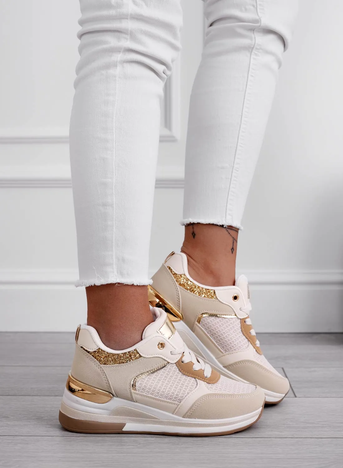RIVET - Sneakers beige con inserti glitter oro