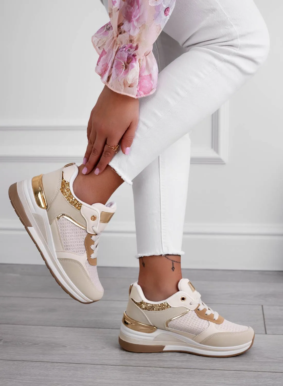 RIVET - Sneakers beige con inserti glitter oro