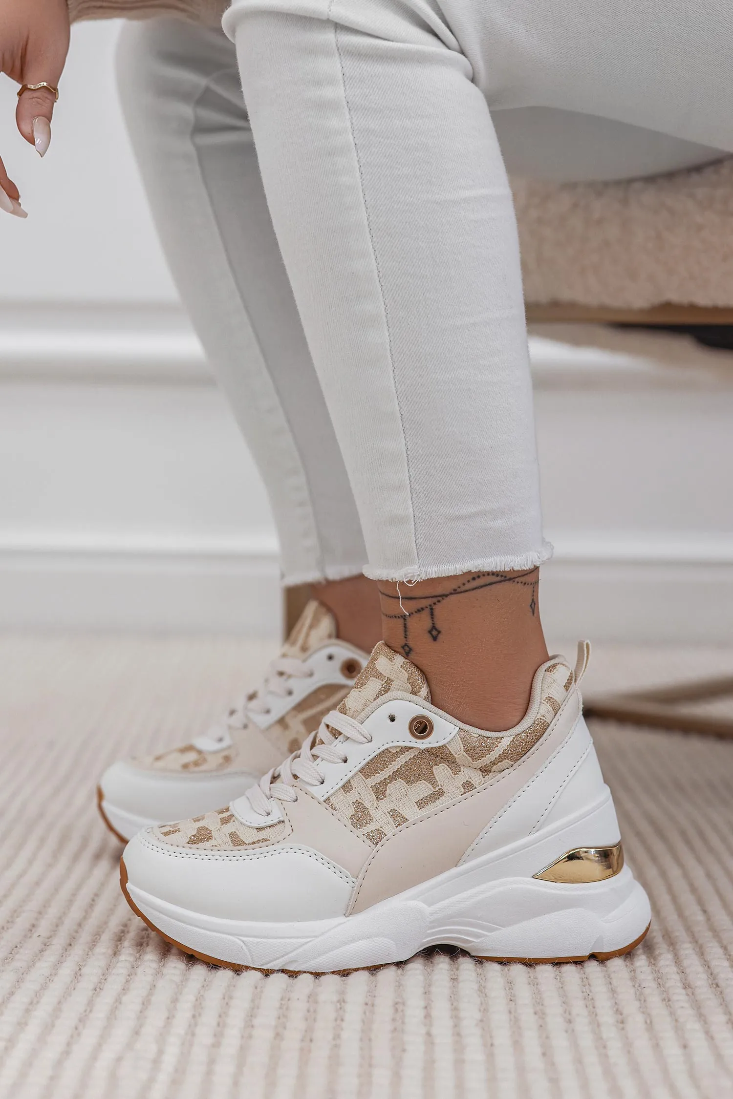 Sneakers beige con inserti glitter oro
