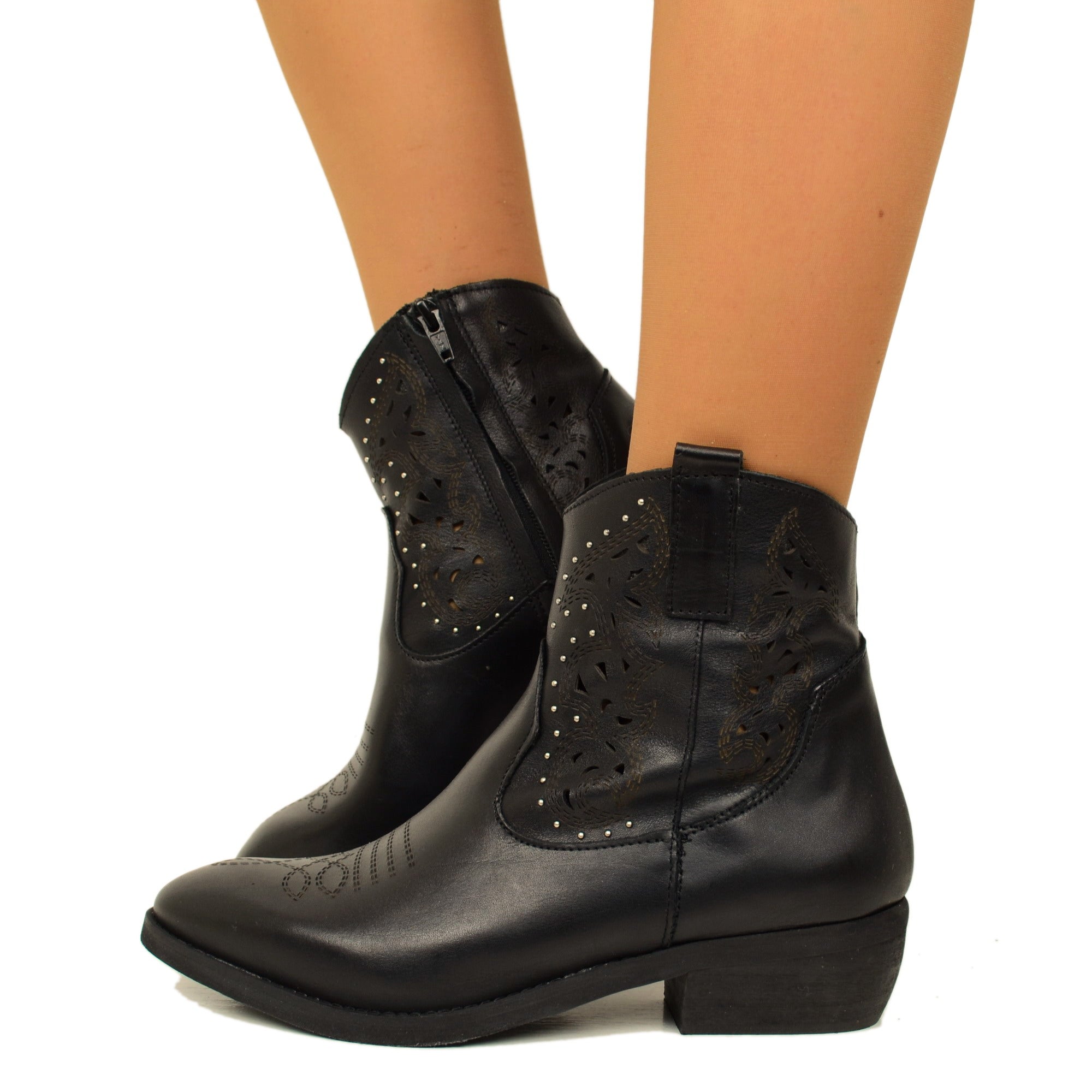 Stivaletti Texani Donna Neri in Pelle Traforata con Borchie