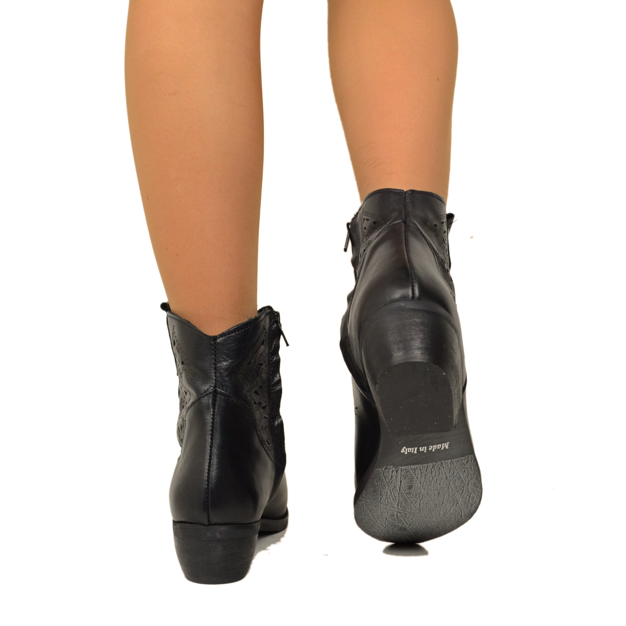 Stivaletti Texani Donna Neri in Pelle Traforata con Borchie