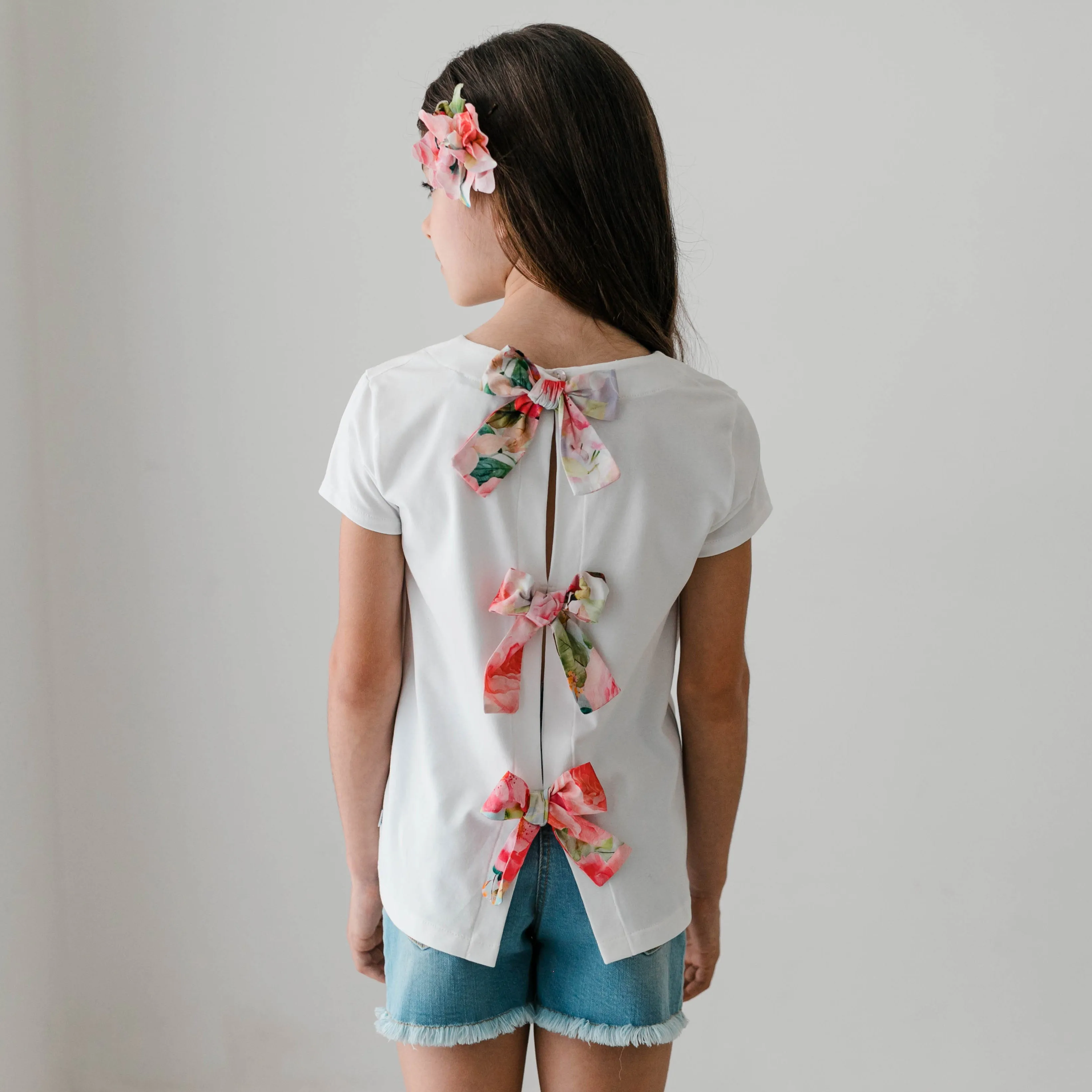 T-SHIRT CON FIOCCHI SUL RETRO