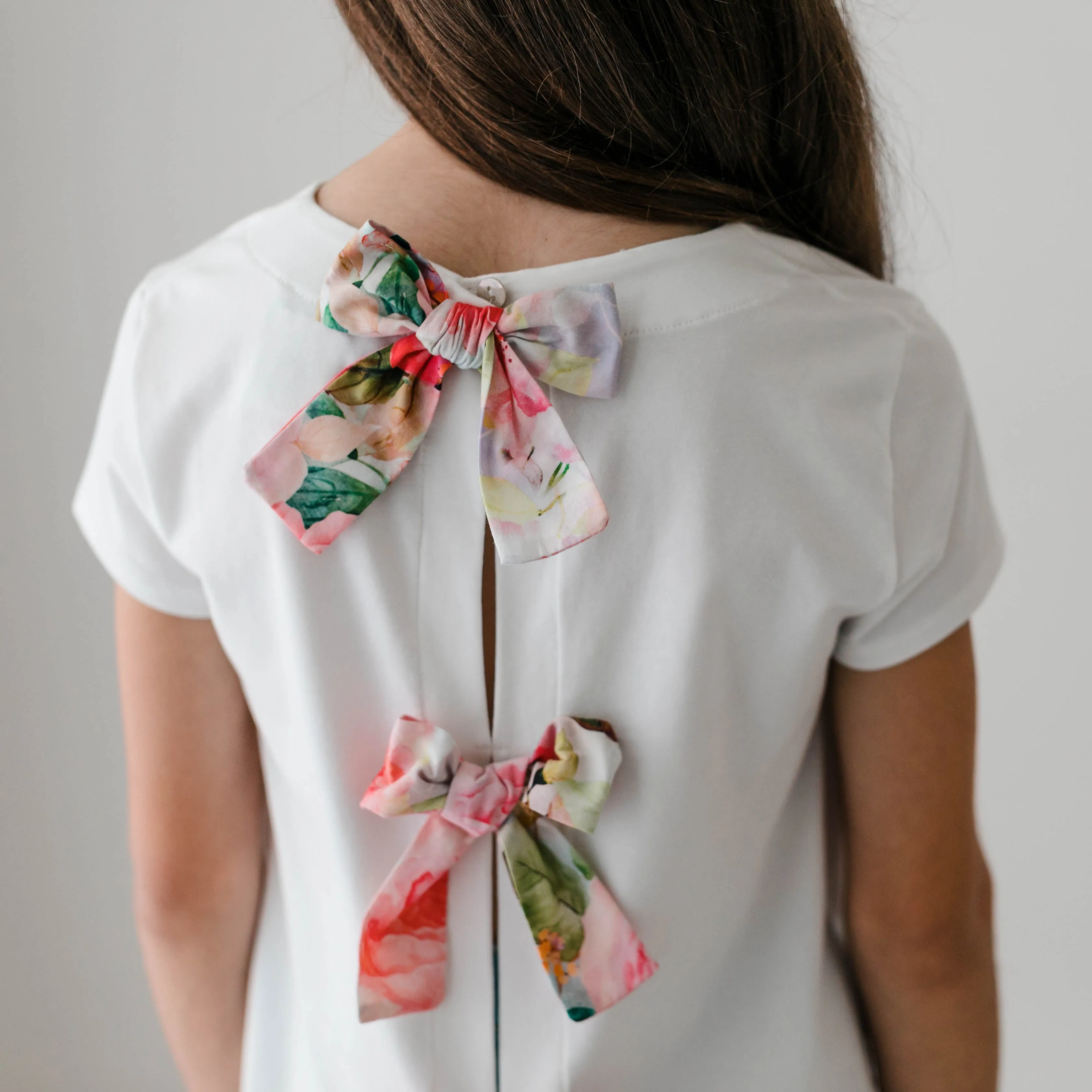 T-SHIRT CON FIOCCHI SUL RETRO