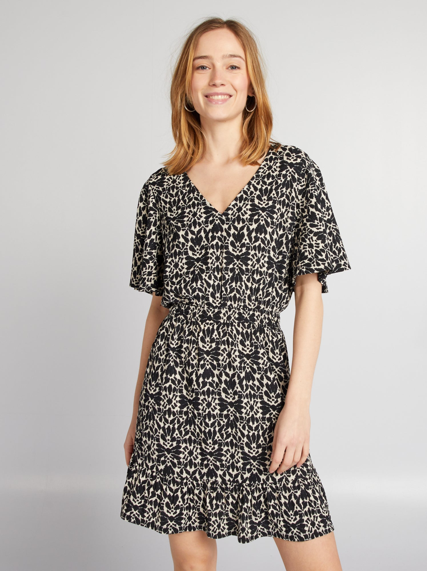Vestito corto stampato con volant - NERO